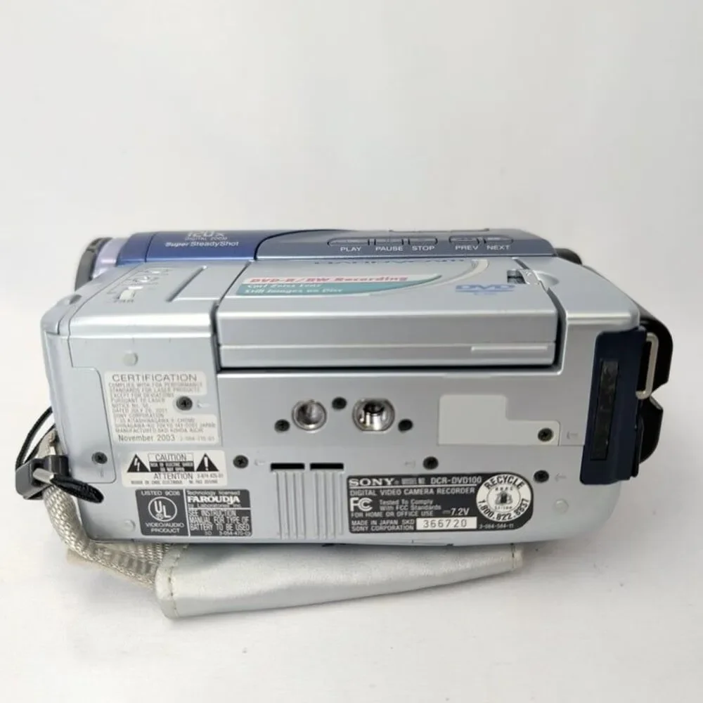 Sony Handycam DCR-DVD100 DVD Camcorder Kit w Bag Charger Battery Tested Size N/A